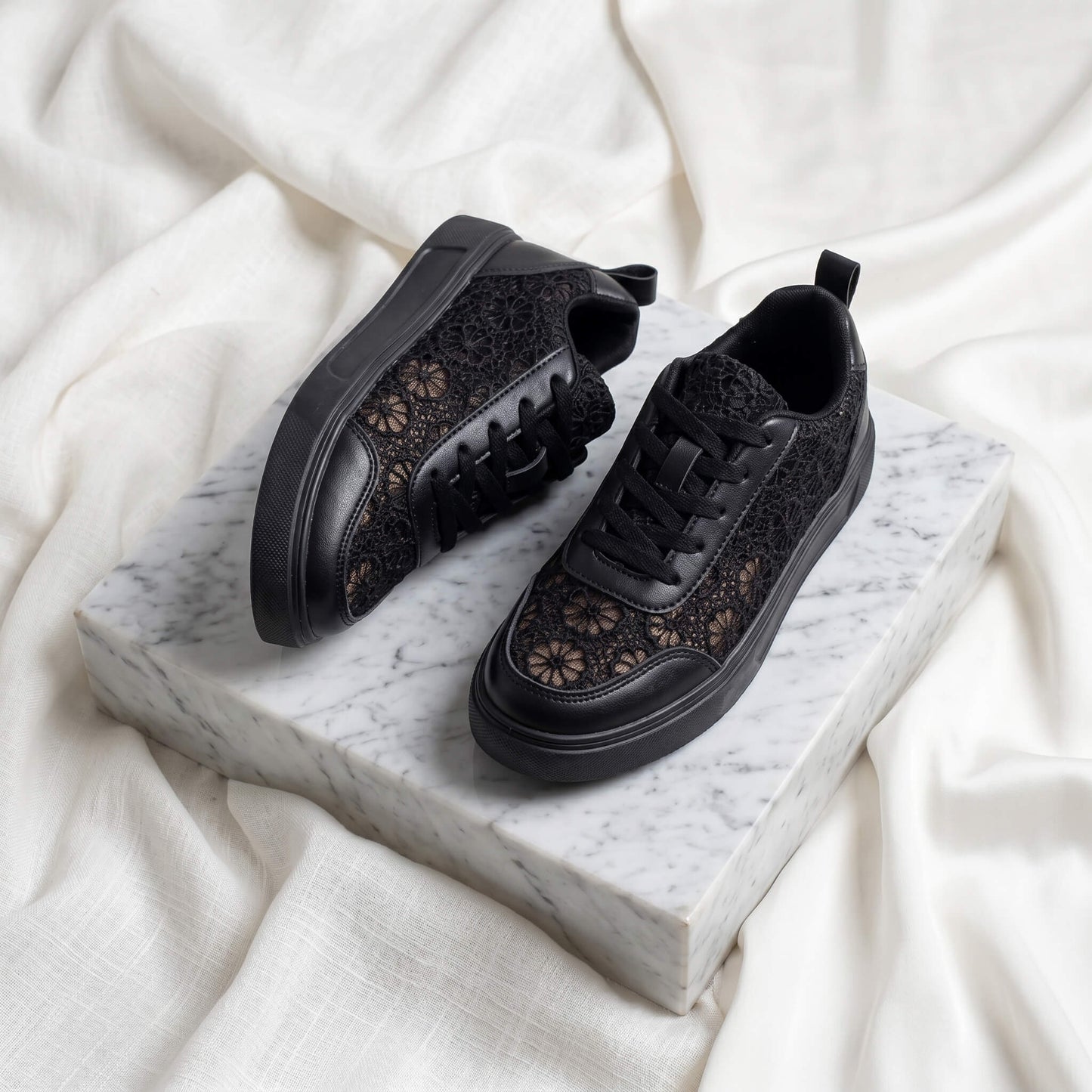 Pizzo | Sneakers con pizzo floreale